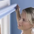 Секреты чистоты: как стирать рулонные шторы в домашних условиях