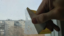 как снять наклейки с пластиковых окон